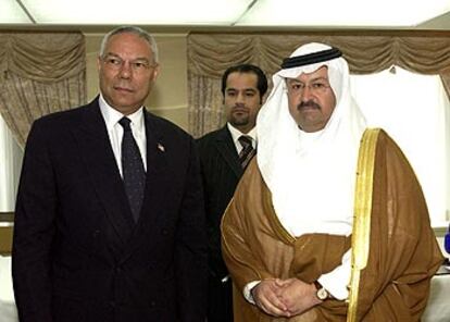 El secretario de Estado de EE UU, Colin Powell, junto al presidente iraquí, Gazi al Yauar, ayer en Washington.