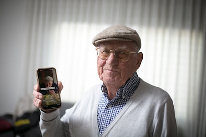 Eladio Barroso, abuelo que sube sus vídeos a TikTok, fotografiado en su casa en Madrid. 