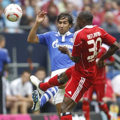 Raúl, con la camiseta del Schalke 04, se enfrenta al Hamburgo.