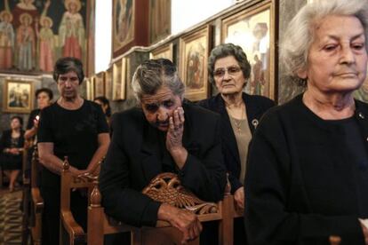Ceremonia conmemorativa en la iglesia ortodoxa de Distomo (Grecia), donde las tropas nazis ejecutaron 214 civiles en 1944.