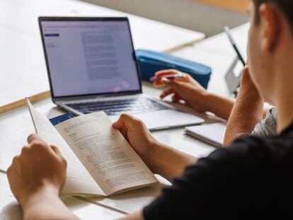 Alumnos de un instituto de Baden-Württemberg, Alemania, usan ChatGTP para realizar unos ejercicios de gramática.