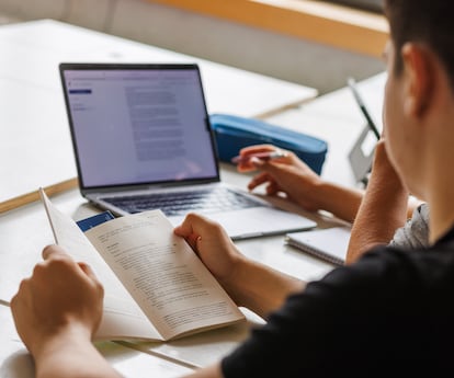 Alumnos de un instituto de Baden-Württemberg, Alemania, usan ChatGTP para realizar unos ejercicios de gramática.