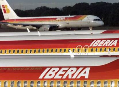 Aviones de Iberia, en la pista del aeropuerto de Barajas, Madrid.