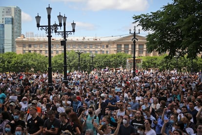 Manifestantes muestran su apoyo al gobernador Serguéi Furgal, el pasado lunes, en Jabárovsk.