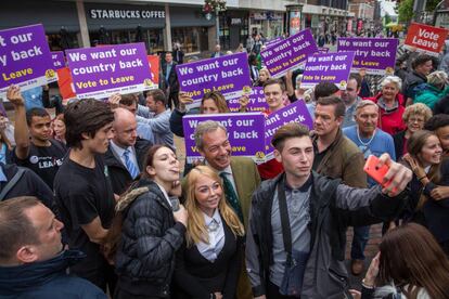 Nigel Farage, el l&iacute;der del UKIP y uno de los m&aacute;s fervientes partidarios del Brexit, con un grupo de seguidores el pasado d&iacute;a 14 en Bexleyheath.