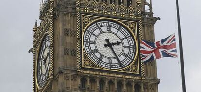 Bandera brit&aacute;nica ondeando a media asta por el asesinato de la diputada Jo Cox.