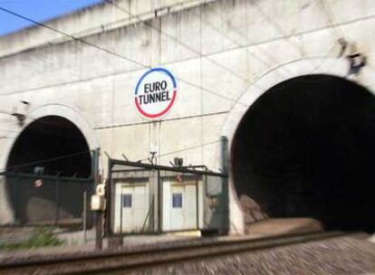 Imagen de archivo (13 de julio de 2006) de la entrada al Eurotunnel en Coquelles (norte de Francia).