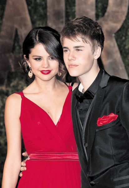 La actriz Selena Gomez y el cantante Justin Bieber posan en la fiesta de los Oscar de 'Vanity Fair' de 2011, en Hollywood.