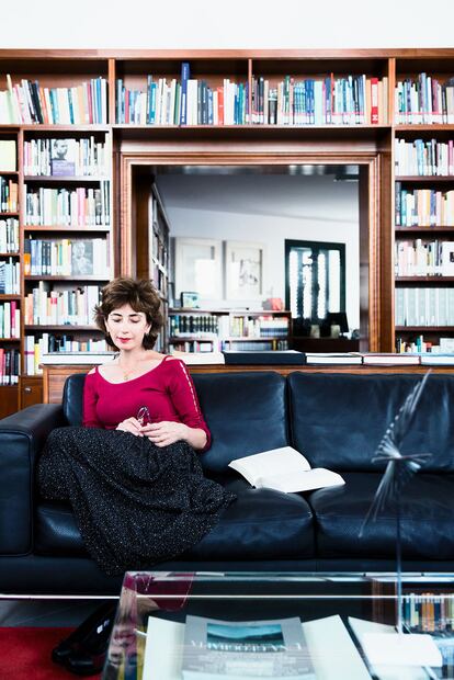 Pilar, en la biblioteca. «Le pedí que todos los libros escritos por mujeres estuvieran juntos. No quería que autoras que no habían sido consideradas compartieran estantes con quienes no las valoraban».