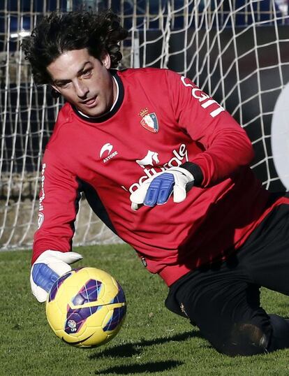 El guardameta madrileño Ricardo López durante su primer entrenamiento con el Osasuna.