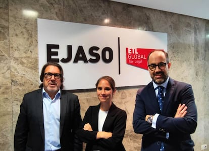 Alfredo Cerezales, socio y director de la sede de EJASO en Galicia; Blanca Monteoliva, nueva asociada; y Enrique A. González, socio del área mercantil de la firma en la región.