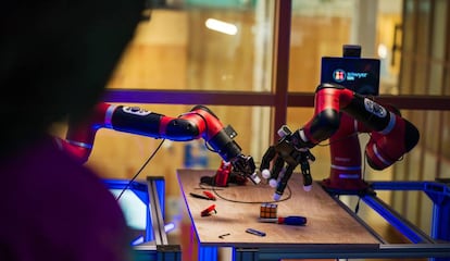 Los experimentos de Facebook incluyen el sentido del tacto para ayudar al robot a ejecutar tareas sencillas.