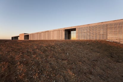 La bodega Montepedroso, en Rueda, con una planta de 103 por 12 metros, se proyectó con una zona de elaboración soterrada para evitar alturas excesivas sobre la línea de borde de la meseta. Apenas se modificó la topografía existente.