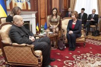 La jefa de la diplomacia europea, Catherine Ashton (d), durante la reunión que celebró ayer con el presidente interino ucraniano, Alexándr Turchínov (i), en Kiev (Ucrania).