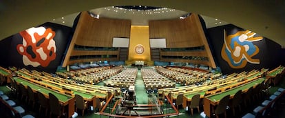 Los dos murales pintados por Bruce Gregory en la Asamblea General de la ONU. A la izquierda, la pintura que, en tono de broma, se ha interpretado como una representación de Bugs Bunny; a la derecha, el cuadro que el presidente Truman bautizó como 'Huevos revueltos'. | |