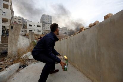 Un palestino se prepara para lanzar un cóctel molotov contra los soldados israelíes tras una redada en la ciudad de Nablus (Cisjordania). La ciudad cisjordana de Belén concentró la principal protesta de una jornada palestina denominada 'de la ira' en la que algunas facciones llamaron a reaccionar a la escalada de violencia que vive la región.