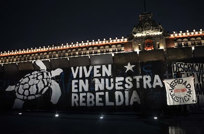 Las autoridades ordenaron amurallar el Palacio Presidencial y otras instituciones del Gobierno, lo que ha sido interpretado como una afrenta por los familiares de la víctimas de Ayotzinapa y ha generado una ola de críticas en redes sociales.