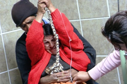 Momento en que una mujer andina protagoniza su parto vertical. A las ocho horas pudo irse con su familia junto a su bebé a casa.