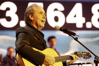 Joan Manuel Serrat, ayer en <i>La Marató</i> de TV-3, en su primera actuación tras su operación de cáncer.