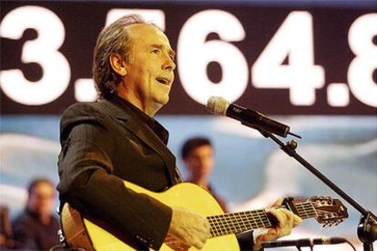 Joan Manuel Serrat, ayer en <i>La Marató</i> de TV-3, en su primera actuación tras su operación de cáncer.