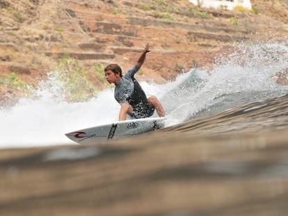 Un joven surfista, Diego Suárez, practica en la isla canaria.