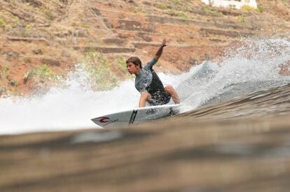 Un joven surfista, Diego Suárez, practica en la isla canaria.