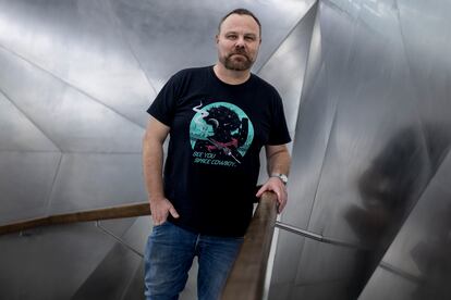 Pedro Torrijos subiendo a la planta de arriba de Caixa Forum en Madrid.