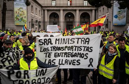 Profesionales del transporte en el Paseo de la Castellana de Madrid. La minoritaria Plataforma Nacional por la Defensa del Transporte, convocante del paro, no acepta el acuerdo y, de momento, mantiene las protestas al no haber sido convocada a la mesa de negociaciones.