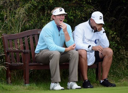 Snedeker se toma un respiro en la calle del hoyo 16, junto a su caddie