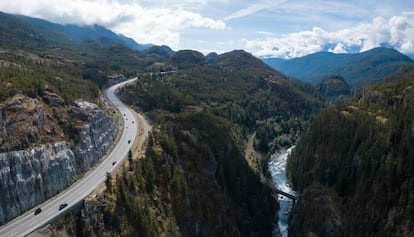 Vista aérea de la Sea to Sky Highway, entre Squamish y Whistler (Canadá).