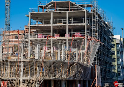 Un bloque de pisos en construcción en Santander.