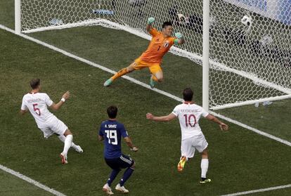 Jan Bednarek marca el gol de apertura durante el partido del grupo H entre Japón y Polonia, en el Volgograd Arena.