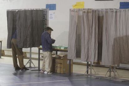 Las cabinas electorales de Andalucía se han instalado esta semana por tercera vez en 10 meses.