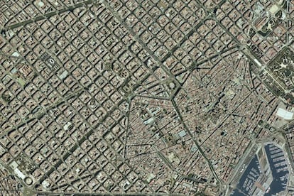 Vista aèria dels districtes barcelonins de Ciutat Vella i l'Eixample.