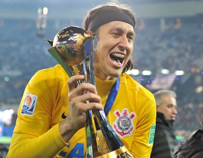 El portero del Corinthians, Cassio con la copa de campeones.