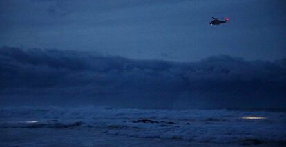 Un helicóptero durante las labores de búsqueda del niño.