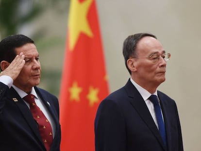 Mourao y el vicepresidente chino Wang Qishan, este jueves en Pekín.