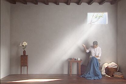 Una mujer cosiendo que a su vez es una metáfora del paso del tiempo, en su obra ‘Catherine’s Room’, 2001.