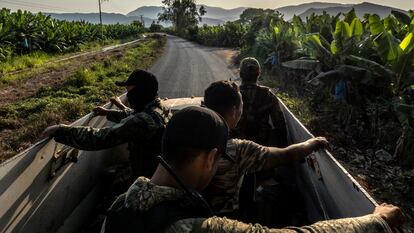 Miembros de las autodefensas de Coahuayana (Michoacán) realizan un relevo de turno, el 24 de mayo de 2024.