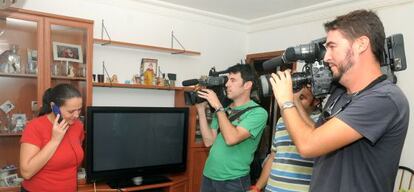 María del Carmen Andújar contesta en su casa a llamadas de felicitación ante los medios de comunicación.