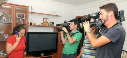 Mar&iacute;a del Carmen And&uacute;jar contesta en su casa a llamadas de felicitaci&oacute;n ante los medios de comunicaci&oacute;n.