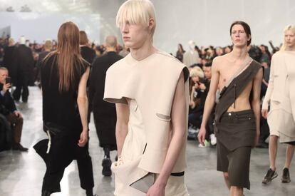 Rick Owens contó a la prensa que esta era una colección "furiosa", pero su protesta contra la situación geopolítica también tenía algo poético.