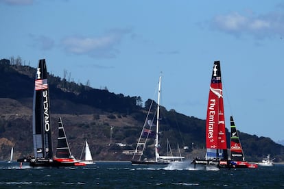 El Oracle y el New Zealand, igualados en la regata decisiva.