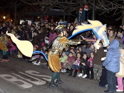 Un cartero real recoge las cartas de ltima hora para los Reyes Magos durante la cabalgata celebrada por las calles de Zaragoza en 2010.