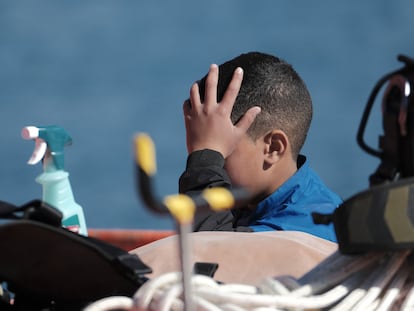 Uno de los menores rescatados de una patera en la que viajaban 99 personas, en el muelle de Arguineguín (Gran Canaria) el pasado 20 de enero.