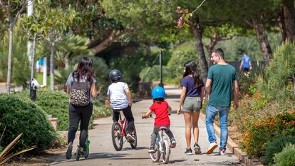 Varios niños salen a la calle el domingo en Valencia.