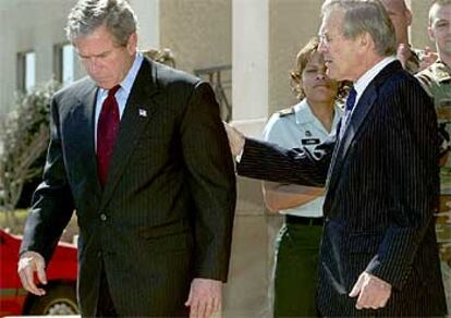 El presidente de EE UU, George Bush, se despide de Donald Rumsfeld (derecha) al abandonar el Pentágono.