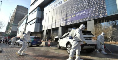 Trabajadores desinfectan el templo de la iglesia Shincheonji donde se contagiaron decenas de personas en la ciudad coreana de Daegu. 