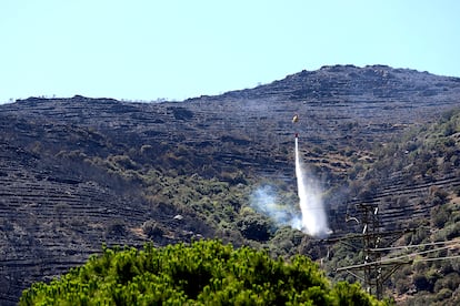 Un helicóptero protege la zona del monasterio de Sant Pere de Rodes tirando agua.