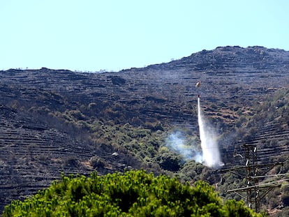 Un helicóptero protege la zona del monasterio de Sant Pere de Rodes tirando agua.